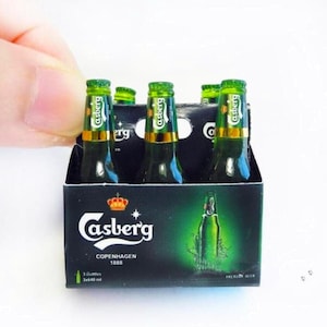 Miniatur Carlsberg Beers Miniatures Miniaturwein Miniaturen im Puppenhaus Puppenhausküche Puppenhausminiatur Fotorequisite