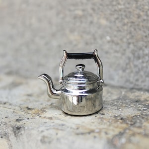 Tetera de metal en miniatura Tetera para casa de muñecas Mini tetera Accesorio de cocina para casa de muñecas Decoración de tetera pequeña