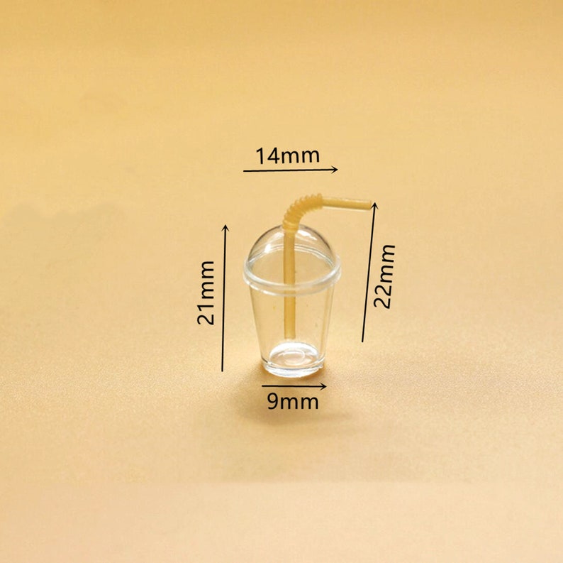 Puede incluir: Un vaso de pl&aacute;stico transparente con tapa y pajita. El vaso mide 22 mm de alto, 14 mm de ancho y 9 mm de di&aacute;metro.