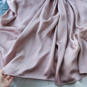 Maxiklänning i satin | Rosa draperad kaskadfärgad V-ringning | Designerklänning för formell afton | Klänning för bröllopsgäster Tyst lyx bild 2