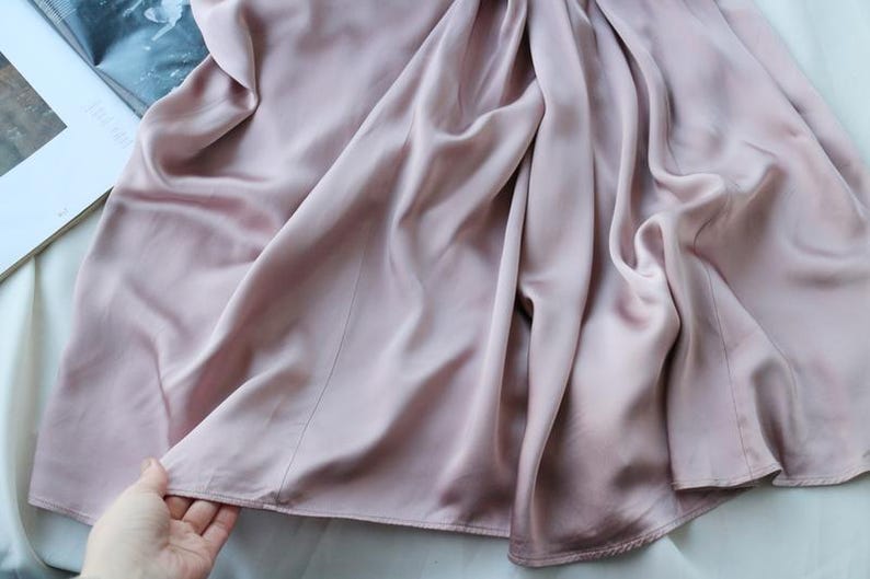 Maxiklänning i satin | Rosa draperad kaskadfärgad V-ringning | Designerklänning för formell afton | Klänning för bröllopsgäster Tyst lyx bild 2