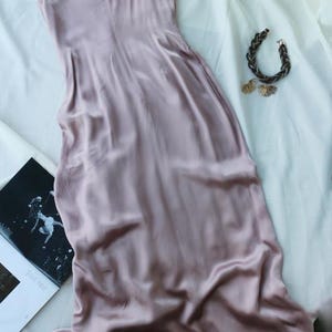 Maxiklänning i satin | Rosa draperad kaskadfärgad V-ringning | Designerklänning för formell afton | Klänning för bröllopsgäster Tyst lyx bild 8
