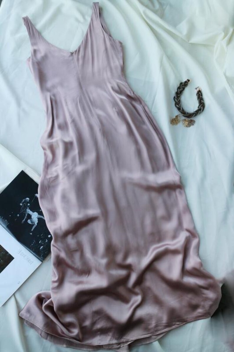 Maxiklänning i satin | Rosa draperad kaskadfärgad V-ringning | Designerklänning för formell afton | Klänning för bröllopsgäster Tyst lyx bild 8
