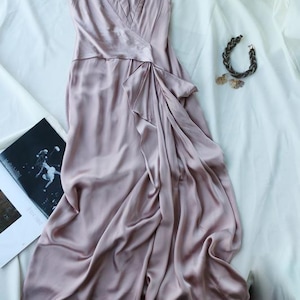 Maxiklänning i satin | Rosa draperad kaskadfärgad V-ringning | Designerklänning för formell afton | Klänning för bröllopsgäster Tyst lyx bild 1