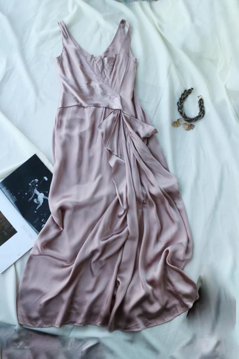 Maxiklänning i satin | Rosa draperad kaskadfärgad V-ringning | Designerklänning för formell afton | Klänning för bröllopsgäster Tyst lyx bild 1