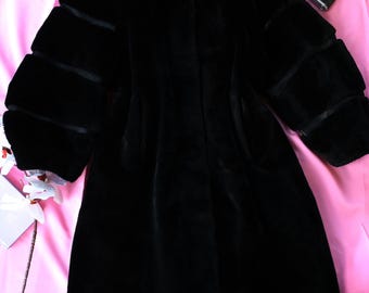 Vintage Margot Paris svart sammetskappa: Lyxiga franska designerkläder