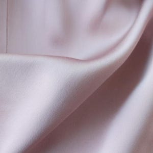 Maxiklänning i satin | Rosa draperad kaskadfärgad V-ringning | Designerklänning för formell afton | Klänning för bröllopsgäster Tyst lyx bild 4