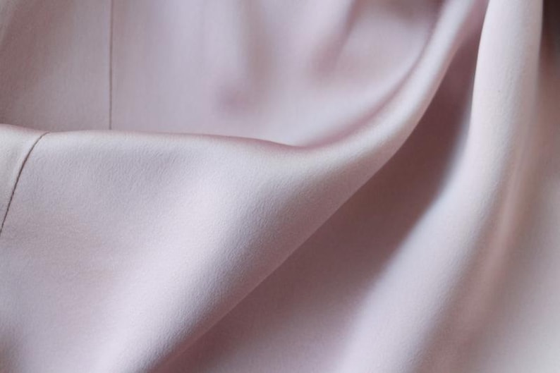 Maxiklänning i satin | Rosa draperad kaskadfärgad V-ringning | Designerklänning för formell afton | Klänning för bröllopsgäster Tyst lyx bild 4