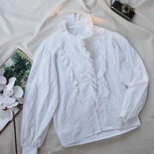 Vintage Austrian Eyelet Peasant Blouse: Romantic Ruffle Collar, Size 42
