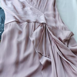 Maxiklänning i satin | Rosa draperad kaskadfärgad V-ringning | Designerklänning för formell afton | Klänning för bröllopsgäster Tyst lyx bild 7