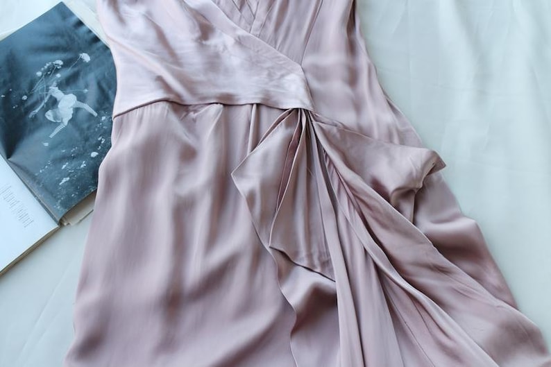 Maxiklänning i satin | Rosa draperad kaskadfärgad V-ringning | Designerklänning för formell afton | Klänning för bröllopsgäster Tyst lyx bild 7