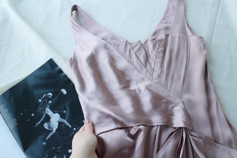 Maxiklänning i satin | Rosa draperad kaskadfärgad V-ringning | Designerklänning för formell afton | Klänning för bröllopsgäster Tyst lyx bild 5