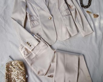 Conjunto Vintage Cache com Calça e Blazer em Cetim Rosa Blush | Look Formal Feminino de Duas Peças | Elegante Conjunto com Calça e Blazer de Pernas Largas