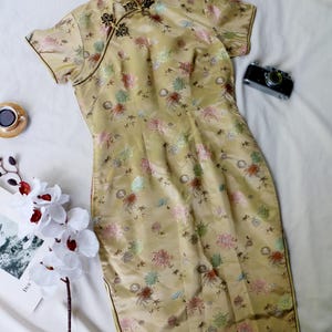 Vintage Chinese Qipao Dress with Chrysanthemum Embroidery - Traditional Cheongsam Short Sleeve