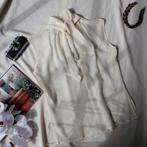 Vintage italienische Seidenbluse Creme 100% Seta Seide Krawattenhals Top - Made in Italien - Designer Shirt Fliege Kragen - Durchscheinende zarte Bluse