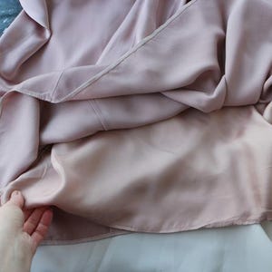 Maxiklänning i satin | Rosa draperad kaskadfärgad V-ringning | Designerklänning för formell afton | Klänning för bröllopsgäster Tyst lyx bild 3
