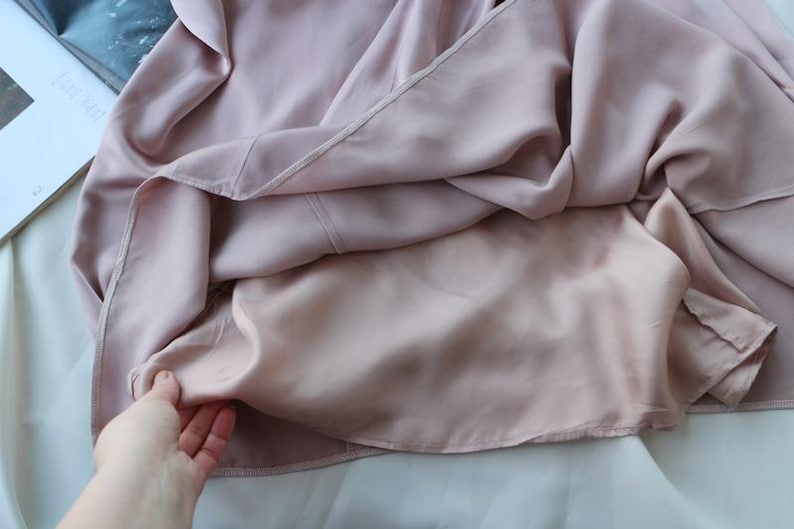 Maxiklänning i satin | Rosa draperad kaskadfärgad V-ringning | Designerklänning för formell afton | Klänning för bröllopsgäster Tyst lyx bild 3