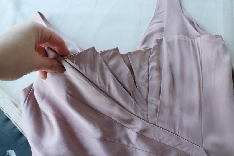 Maxiklänning i satin | Rosa draperad kaskadfärgad V-ringning | Designerklänning för formell afton | Klänning för bröllopsgäster Tyst lyx bild 6