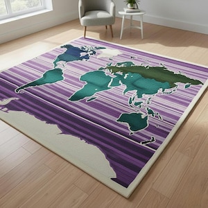 Può includere: Un tappeto rettangolare con un design a mappa del mondo. La mappa è rappresentata in tonalità di verde acqua, verde e blu su uno sfondo di strisce diagonali viola e bianche. Il tappeto ha un bordo bianco ed è posizionato su un pavimento in legno.