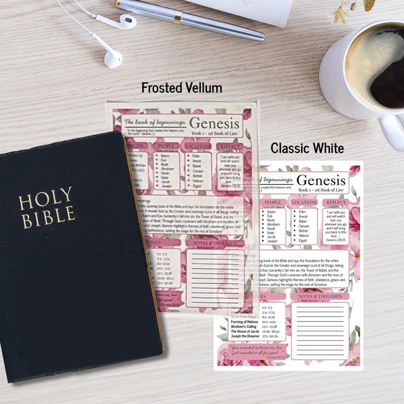 K&ouml;nnte beinhalten: Eine schwarze Bibel neben zwei Genesis-Lernbl&auml;ttern mit rosa Blumenr&auml;ndern. Ein Blatt ist auf mattem Transparentpapier gedruckt, das andere auf klassischem wei&szlig;em Papier. Beide enthalten Abschnitte f&uuml;r Personen, Orte und Notizen.