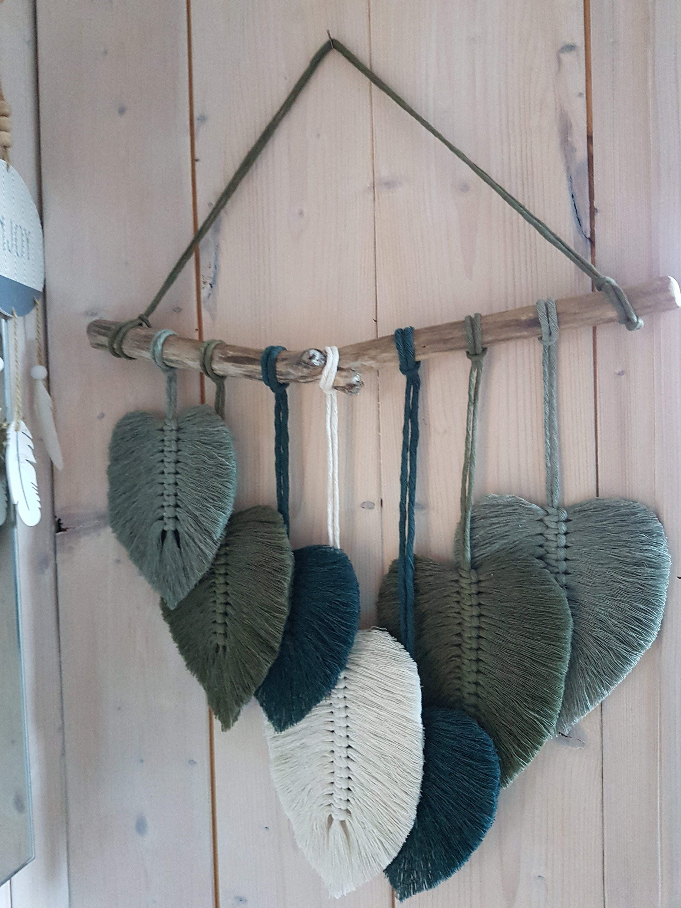 Décoration Murale, 7 Plumes Macramé sur Bois Flotté