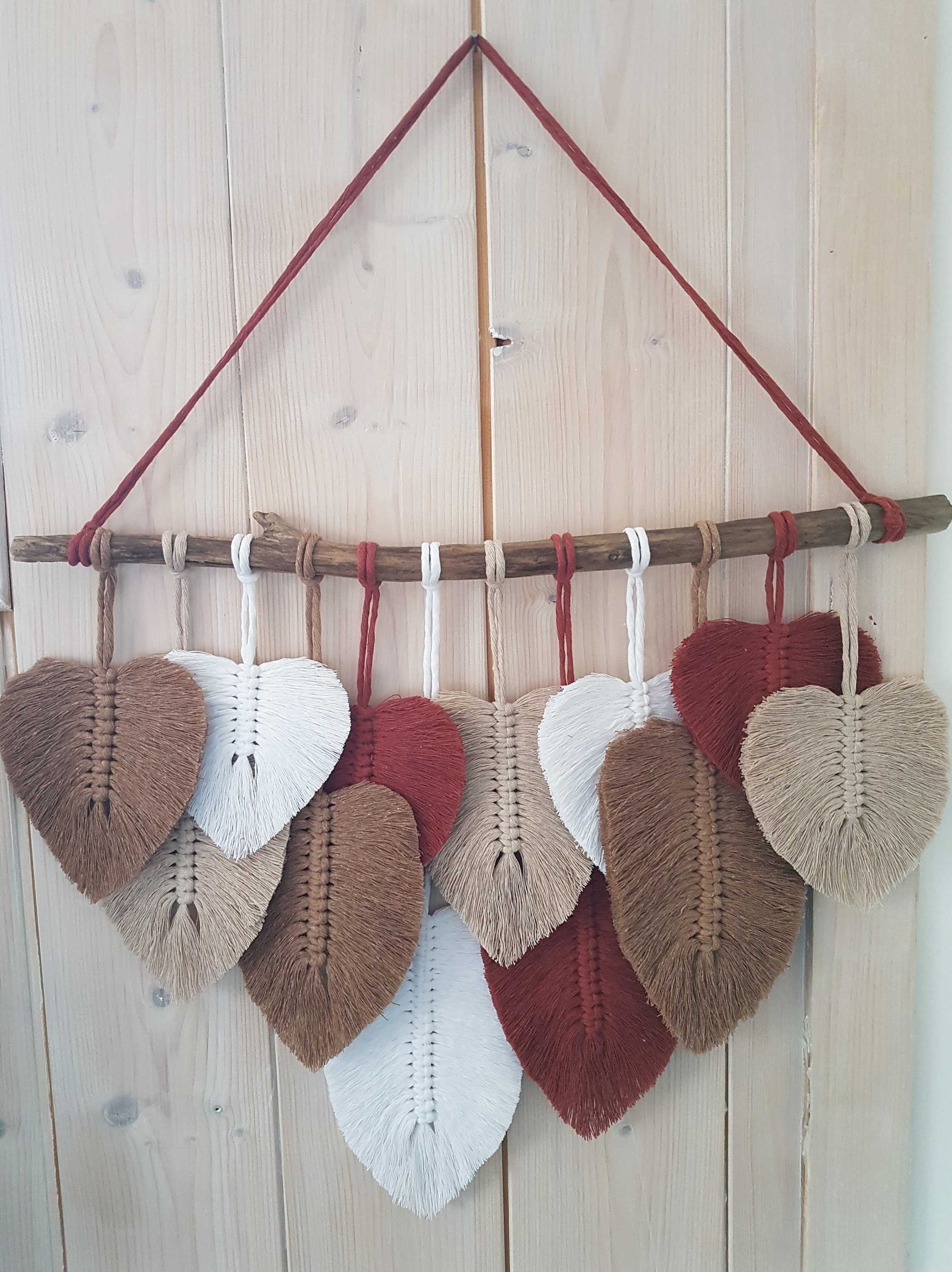 Décoration Murale, 12 Plumes Macramé sur Bois Flotté, Blanc, Latte, Hot Mocha et Terracota