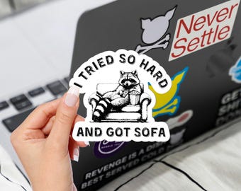 Sofa Aufkleber – I Tried So Hard And Got Sofa – Meme Vinyl Aufkleber, Holographischer Laptop Aufkleber, Geschenk für Freunde, Scherz-Auto Aufkleber
