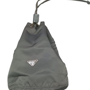 Prada Graue Nylon Kordelzug Beuteltasche