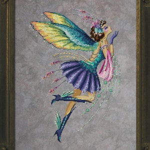 Peut inclure: Une fée colorée avec des ailes irisées et une robe violette, tenant une écharpe rose, sur un fond gris.