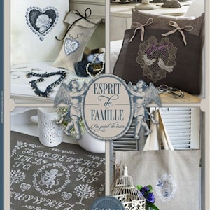 Könnte beinhalten: Eine Sammlung von Kreuzstichmustern mit verschiedenen Designs, darunter ein Herz mit einem Vogel, ein Vogel in einem Käfig und ein Herz mit einem Blumendesign. Die Muster sind auf Stoff und Kissen abgebildet. Der Text "Esprit de Famille" ist im Bild sichtbar.