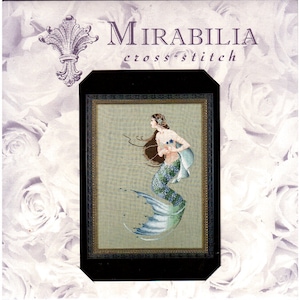 Puede incluir: Patrón de punto de cruz con una sirena de pelo largo y fluido, cola azul y corona de flores. El patrón está enmarcado en un marco negro con un borde dorado. El texto "MIRABILIA cross-stitch" está impreso en la parte superior de la imagen.