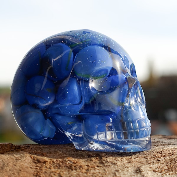 SONDERPREIS - Schädel mit blauen Murmeln und Glitzer in Resin / Epoxid