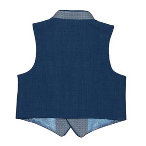K&ouml;nnte beinhalten: R&uuml;ckansicht einer marineblauen Weste mit strukturiertem Gewebe. Die Weste hat einen grau gemusterten Kragen und ein hellblaues Paisley-Musterfutter am unteren Rand. Die Weste ist mit einem klassischen, formellen Design zugeschnitten.