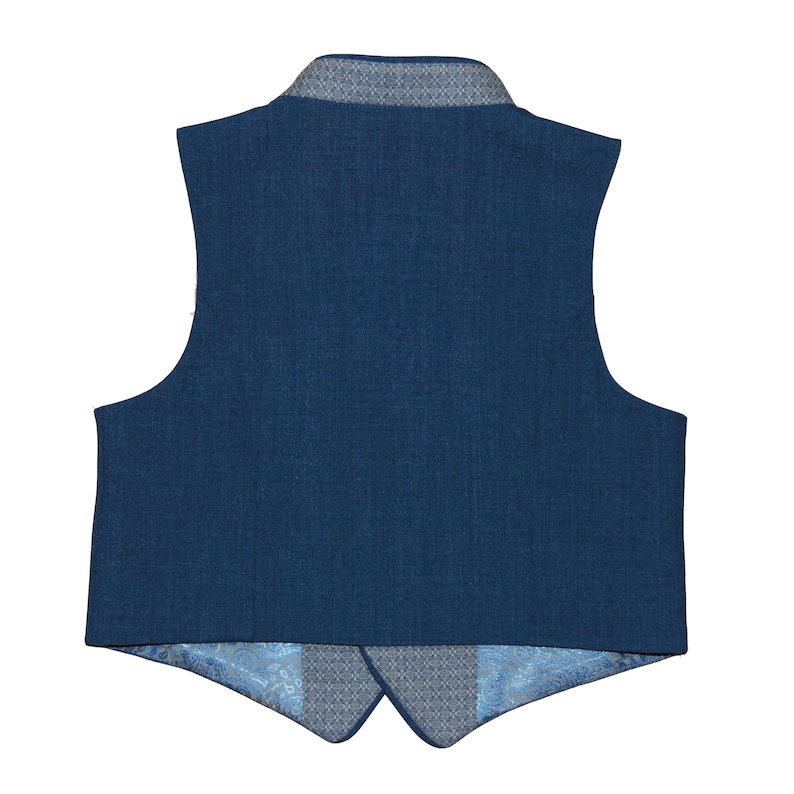 K&ouml;nnte beinhalten: R&uuml;ckansicht einer marineblauen Weste mit strukturiertem Gewebe. Die Weste hat einen grau gemusterten Kragen und ein hellblaues Paisley-Musterfutter am unteren Rand. Die Weste ist mit einem klassischen, formellen Design zugeschnitten.