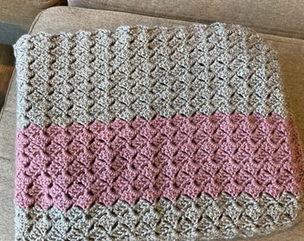 Handgemachte Häkeldecke mit Muschelmuster