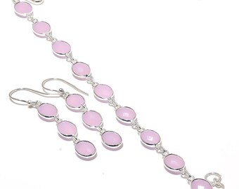Elegante conjunto de joyas étnicas de cuarzo rosa bañadas en plata: colgante y pendientes