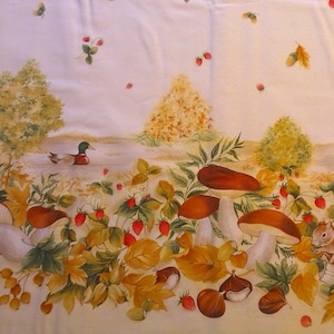 Könnte beinhalten: Eine weiße Tischdecke mit einem gemalten Herbstmotiv. Das Design zeigt Pilze, Eicheln, Blätter, Erdbeeren und Eichhörnchen. Zwei Enten schwimmen im Hintergrund in einem Teich.