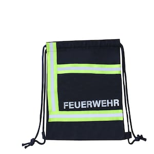 Puede incluir: Bolsa de deporte negra con rayas verde neón y plata reflectante y la palabra "FEUERWEHR" en blanco. La bolsa tiene cordones negros y está destinada al transporte de objetos.