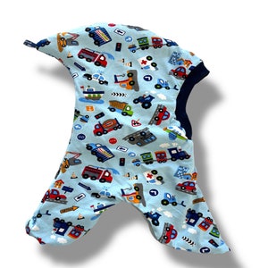 Könnte beinhalten: Ein blauer Baby-Schlafsack mit Kapuze und einem Muster aus verschiedenen Fahrzeugen, darunter LKW, Autos und Baumaschinen. Der Schlafsack hat einen dunkelblauen Saum um die Kapuze und den Hals.