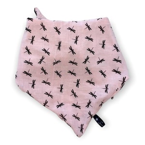 May include: Pink bandana with a dragonfly pattern. The bandana has a black Jina label.