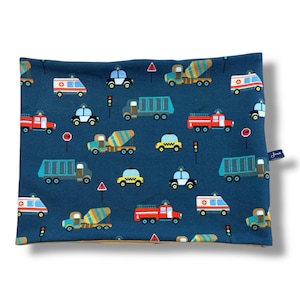 以下が含まれることがあります： 紺色のネックウォーマー。救急車、消防車、ミキサー車、ゴミ収集車など、カラフルな漫画の乗り物が繰り返し描かれています。デザインには信号機と一時停止の標識も含まれています。ネックウォーマーには「June」と書かれたタグが付いています。