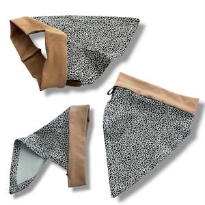 Könnte beinhalten: Drei Haustier-Bandanas mit beigem Besatz und einem schwarz-weißen Leopardenmuster. Die Bandanas haben unterschiedliche Formen und Größen, eines ist gefaltet und ein anderes hat eine Lederschlaufe.