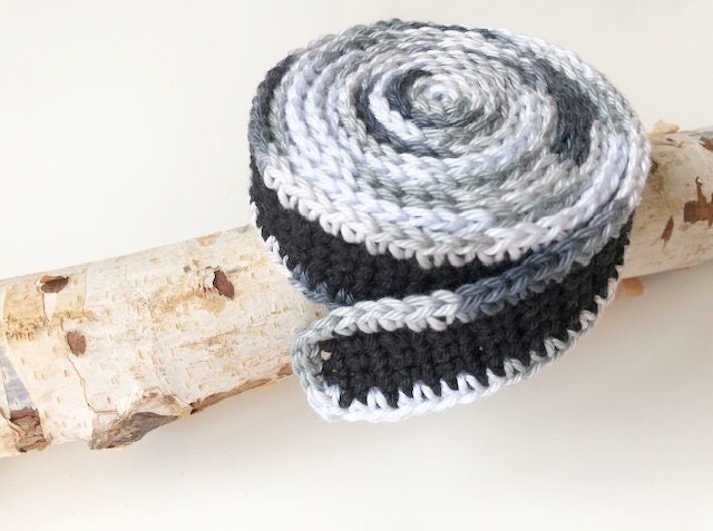 Schneckenband  Waldorf  Bänderschnecke  gehäkelt  ca. 1,60 m  Schwarz  Weiß  Silbergrau  Dunkelgrau