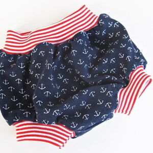 Puede incluir: Bombachos de beb&eacute; azul marino con estampado de anclas blancas y cintura el&aacute;stica roja y blanca.
