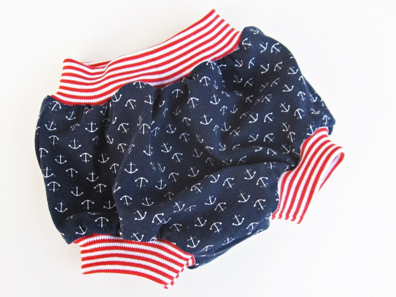 Puede incluir: Bombachos de beb&eacute; azul marino con estampado de anclas blancas y cintura el&aacute;stica roja y blanca.