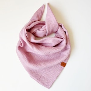Può includere: Un bandana rosa con un leggero luccichio, piegato e mostrato su uno sfondo bianco.