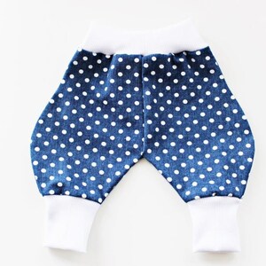 Può includere: Pantaloni per neonati blu con pois bianchi e fascia elastica e polsini bianchi.
