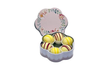 Set de regalo de trufas "Sueño Floral" – Bombones de limoncello y tarta de manzana en una caja rosa con forma de flor – Regalo de chocolate para cumpleaños y el Día de la Madre.