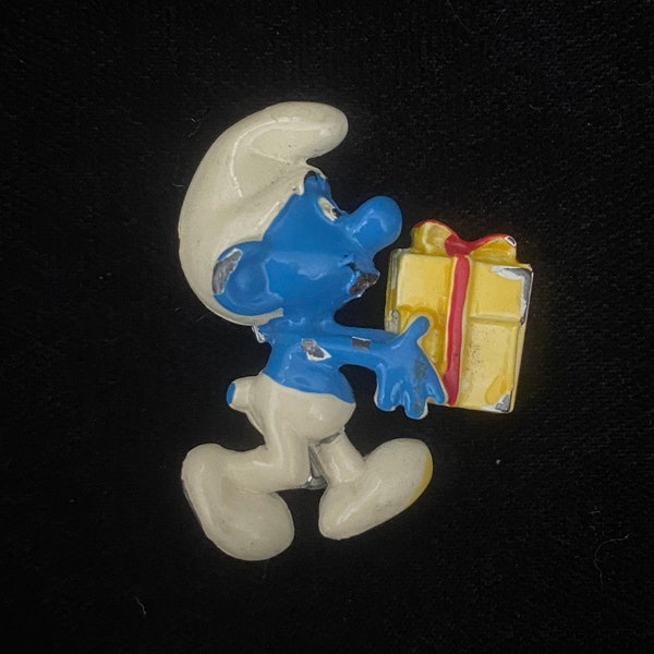 Vintage 1960’s enamel smurf pin, carrying a gift, SEP payo