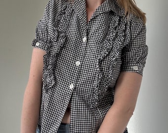 Blusa vintage dos anos 50, xadrez vichy preto e branco, manga curta e babados, tamanho pequeno.